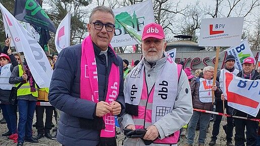 Ambitionierte, doch gerechtfertigte Forderungen Zu sehen sind Andreas Hemsing, Zweiter Vorsitzender des dbb und Fachvorstand Tarifpolitik, und Max Schindlbeck.