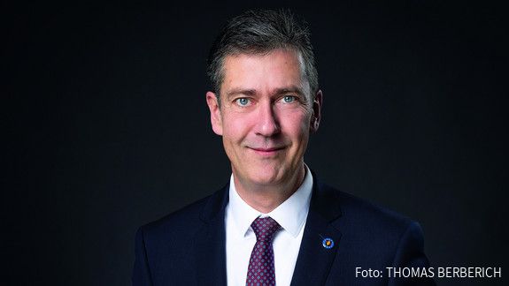 Christian Schuchhardt im Interview mit dem dbb magazin Zu sehen ist Christian Schuchhardt, Hauptgeschäftsführer des Deutschen Städtetages.