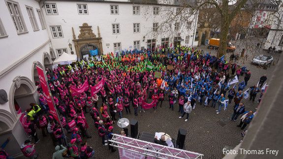 Blick auf den Hof des Koblenzer Rathauses, auf dem sich 500 Menschen in bunten Warnwesten versammelt haben