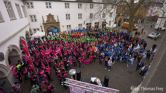 Blick auf den Hof des Koblenzer Rathauses, auf dem sich 500 Menschen in bunten Warnwesten versammelt haben