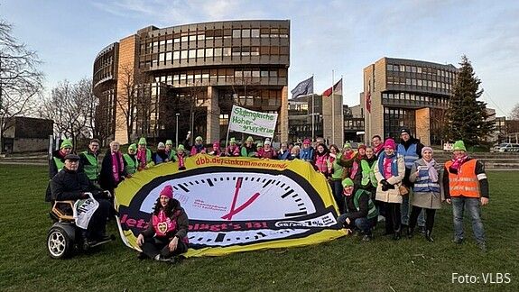 Einkommensrunde der Länder: „7 Prozent sind notwendig – sonst kollabieren die Schulen!“ Das Foto zeigt demonstrierende Lehrkräfte in Düsseldorf.