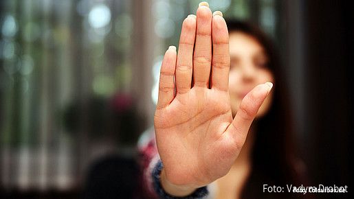 Frau hält Hand abwehrend