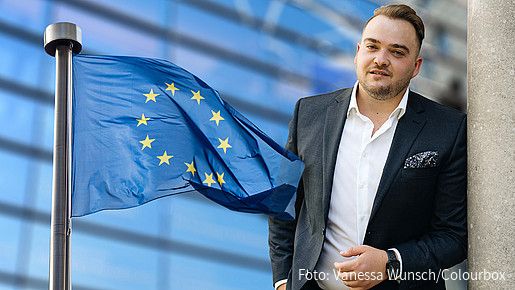 Foto-Montage zum Thema "EU-Irrtümer": Links ist eine EU-Fahne zu sehen, die im Wind flattert. Rechts Matthäus Fandrejewski, Vorsitzender der dbb jugend.
