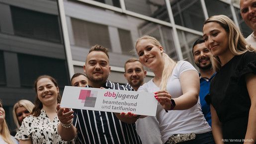 Zu sehen sind Mitglieder der dbb jugend mit einem Schild, auf dem "dbb jugend" steht.