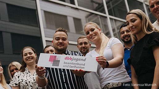 Zu sehen sind Mitglieder der dbb jugend mit einem Schild, auf dem "dbb jugend" steht.