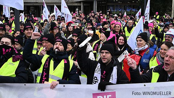 Das Foto zeigt die Warnstreik-Demo am 20.2.2025 vor der Bundesagentur für Arbeit in Nürnberg.