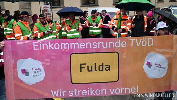 Das Foto zeigt die Demo in Fulda am 26.2.2025 anlässlich der Einkommensrunde.