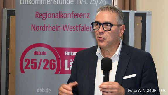 Regionalkonferenzen gestartet: Länder müssen konkurrenzfähiger werden Das Foto zeigt dbb-Vize Andreas Hemsing während seiner Rede. Er hält ein Mikrofon in der Hand.