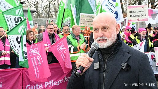 Das Foto zeigt Demonstrierende vor der zweiten Verhandlungsrunde in Potsdam.