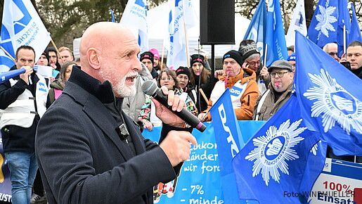 Das Foto zeigt Demonstrierende vor der zweiten Verhandlungsrunde in Potsdam.