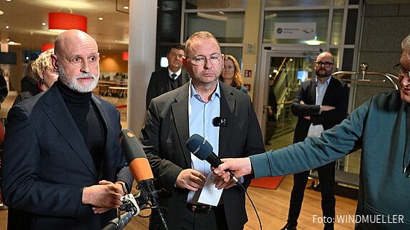 Ein Mann in Anzug gibt ein Interview 