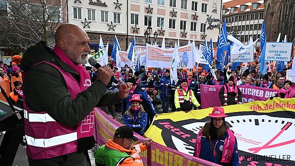 Geyer: „Kontraproduktiv und kurzsichtig“ Das Foto zeigt Beschäftigte des öffentlichen Dienstes auf der Demo in Nürnberg am 2.2.2026.