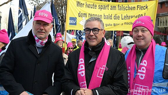 Hemsing: „Kein Abschluss ohne angemessenes Angebot!“ Das Foto zeigt Beschäftigte des öffentlichen Dienstes auf der Demonstration in Stuttgart am 5. Februar 2026.