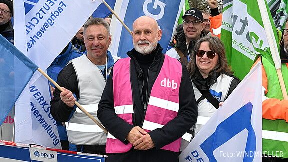 Tage der Entscheidung – wettbewerbsfähig oder abgehängt? Das Foto zeigt Beschäftigte des öffentlichen Dienstes auf der Demo in Potsdam zum Auftakt der dritten Verhandlungsrunde am 11. Februar 2026.