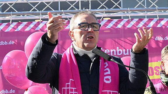 Das Foto zeigt Beschäftigte des öffentlichen Dienstes, die am 3. März 2026 in Fulda demonstrieren.