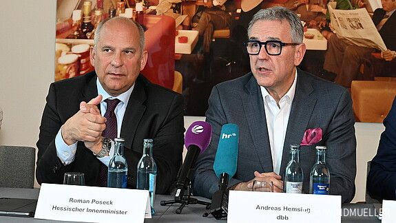 Hessen: Tarifabschluss steht – Übertragung auf Besoldung und Versorgung soll kommen Das Foto zeigt Roman Poseck, Innenminister Hessen, und Andreas Hemsing, dbb-Vize, bei der PK zur Verkündung der Tarifeinigung.