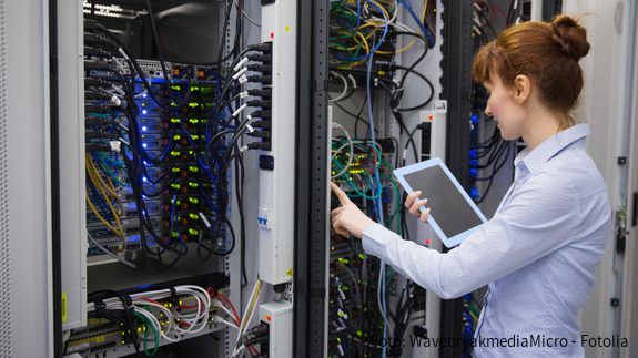 Investitionen in Technik und Personal Frau im Serverraum