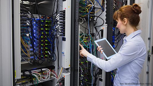 Frau im Serverraum