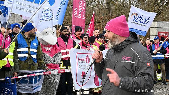 Das Foto zeigt Toni Nickel, stellvertretenden Vorsitzenden der dbb jugend, bei einer Streikrede vor der ersten Verhandlung im Rahmen der Einkommensrunde Bund und Kommunen 2025.