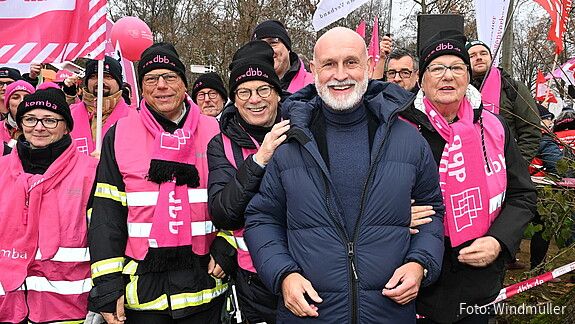 Das Foto zeigt Norbert Lütke, den dbb Bundesvorsitzenden Volker Geyer und Anke Schwitzer auf der Demo.