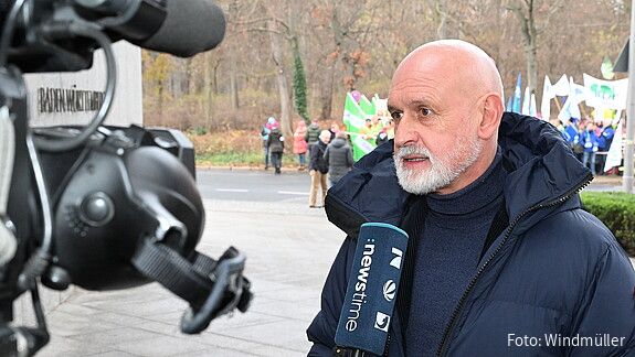 Geyer fordert Sachargumente statt markiger Worte Das Foto zeigt den dbb-Bundesvorsitzenden im Gespräch mit der Presse.