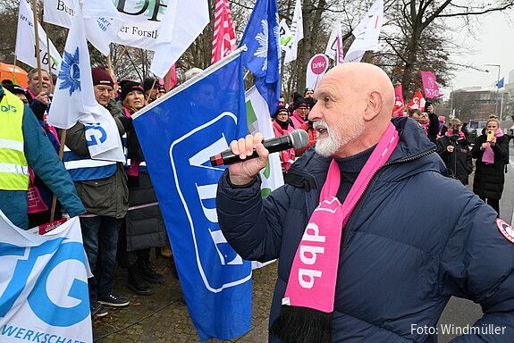 Geyer mahnt Länder: „Verantwortung übernehmen!“ Das Foto zeigt Volker Geyer, den Bundesvorsitzenden des dbb, während einer Rede vor Demostrierenden.