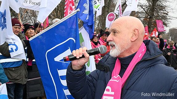 Geyer mahnt Länder: „Verantwortung übernehmen!“ Das Foto zeigt Volker Geyer, den Bundesvorsitzenden des dbb, während einer Rede vor Demostrierenden.