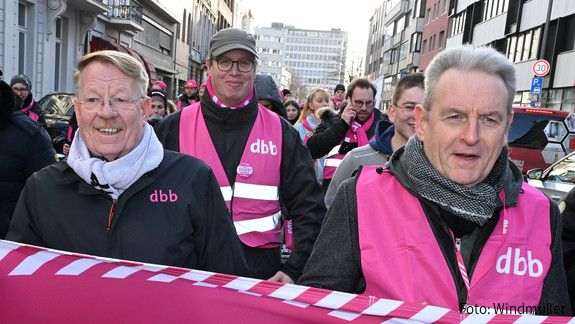 Das Foto zeigt die Auftaktdemonstration des dbb zur Einkommensrunde Bund und Kommunen in Aachen.