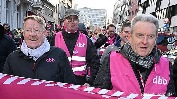Das Foto zeigt die Auftaktdemonstration des dbb zur Einkommensrunde Bund und Kommunen in Aachen.