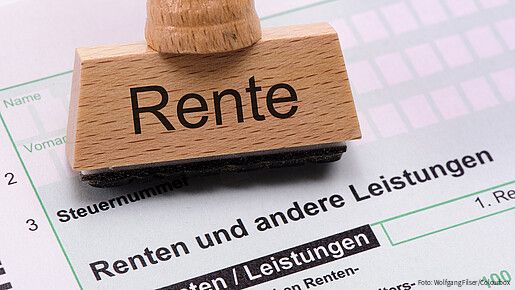 Das Foto zeigt einen Stempel mit der Aufschrift "Rente".