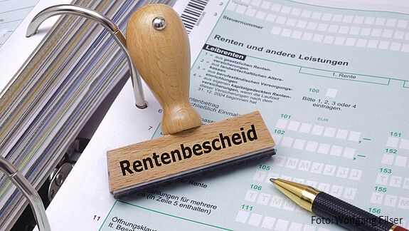 Finanzamt, Einkommensteuer, Rente, Altersvorsorge, Lohnsteuer, Steuern, Finanzen, Steuer, Steuerformular, Formular, Steuererklärung, Steuerbescheid, Fiskus, Steuerabgabe, Steuerbelastung, Steuerberater, Steuerberatung, Steuererhöhung, Steuergelder, Steuerhinterziehung, Steuerklasse, Steuerpflicht, Steuerreform, Steuersatz, Steuerschuld, Rentenbescheid, Steuerzahler, Umsatzsteuer, MWST, Mehrwertsteuer, Abgaben, Lohnnebenkosten, Gehalt, Lohn, Gewerbesteuer, Grundsteuer, Steuernummer, Amt, Behörde, Einkommen, Kirchensteuer, Einkommensteuererklärung, ausfüllen, Stift, Firma, Kapital, niemand, Detail