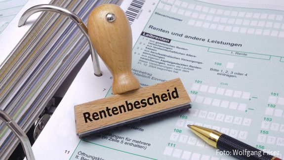 210913 rente Finanzamt, Einkommensteuer, Rente, Altersvorsorge, Lohnsteuer, Steuern, Finanzen, Steuer, Steuerformular, Formular, Steuererklärung, Steuerbescheid, Fiskus, Steuerabgabe, Steuerbelastung, Steuerberater, Steuerberatung, Steuererhöhung, Steuergelder, Steuerhinterziehung, Steuerklasse, Steuerpflicht, Steuerreform, Steuersatz, Steuerschuld, Rentenbescheid, Steuerzahler, Umsatzsteuer, MWST, Mehrwertsteuer, Abgaben, Lohnnebenkosten, Gehalt, Lohn, Gewerbesteuer, Grundsteuer, Steuernummer, Amt, Behörde, Einkommen, Kirchensteuer, Einkommensteuererklärung, ausfüllen, Stift, Firma, Kapital, niemand, Detail
