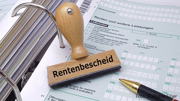 Finanzamt, Einkommensteuer, Rente, Altersvorsorge, Lohnsteuer, Steuern, Finanzen, Steuer, Steuerformular, Formular, Steuererklärung, Steuerbescheid, Fiskus, Steuerabgabe, Steuerbelastung, Steuerberater, Steuerberatung, Steuererhöhung, Steuergelder, Steuerhinterziehung, Steuerklasse, Steuerpflicht, Steuerreform, Steuersatz, Steuerschuld, Rentenbescheid, Steuerzahler, Umsatzsteuer, MWST, Mehrwertsteuer, Abgaben, Lohnnebenkosten, Gehalt, Lohn, Gewerbesteuer, Grundsteuer, Steuernummer, Amt, Behörde, Einkommen, Kirchensteuer, Einkommensteuererklärung, ausfüllen, Stift, Firma, Kapital, niemand, Detail