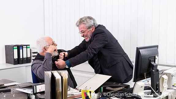 Gewalt eines Kunden an einen Angestellten
