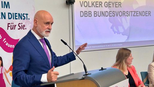 Das Foto zeigt Volker Geyer, Bundesvorsitzender des dbb, am Rednerpult.