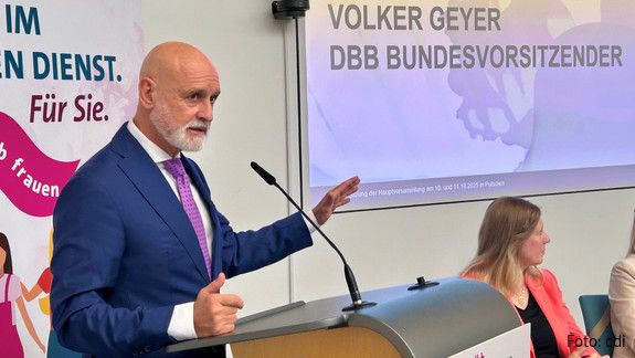 Das Foto zeigt Volker Geyer, Bundesvorsitzender des dbb, am Rednerpult.
