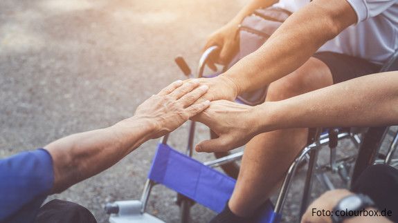 Inklusion Menschen mit und ohne Behinderung reichen sich die Hände