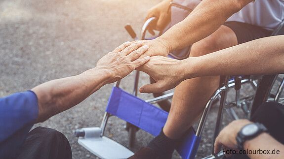 Inklusion Menschen mit und ohne Behinderung reichen sich die Hände