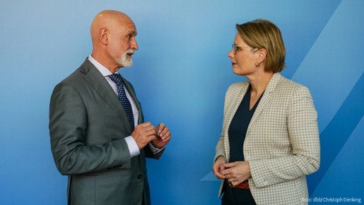 Zu sehen sind dbb-Chef Volker Geyer und Stefanie Hubig, Bundesministerin für Justiz und Verbraucherschutz.