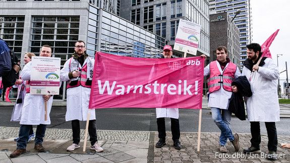 Lebensmittelkontrolleure protestieren vor der VKA-Geschäftsstelle in Berlin Lebensmittelkontrolleure protestieren vor der VKA-Geschäftsstelle in Berlin