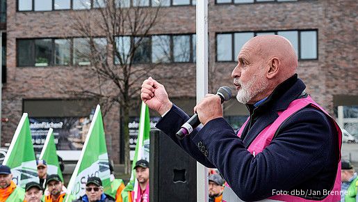 Das Foto zeigt die Demonstration der Beschäftigten der Autobahn GmbH in Berlin.