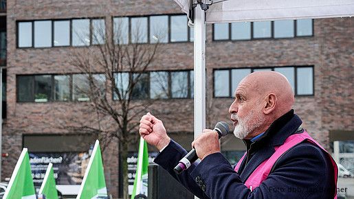 Das Foto zeigt die Demonstration der Beschäftigten der Autobahn GmbH in Berlin.