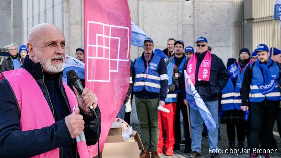 Das Foto zeigt die VBOB-Demo vorm BND-Gebäude in Berlin am 3.3.2025.