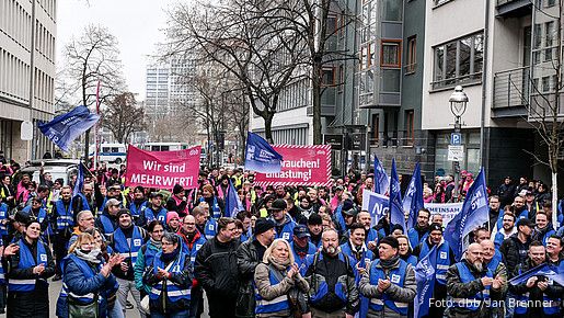 Menschen in blauen Warnwesten demonstrieren in Berlin.