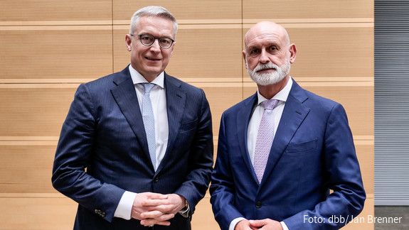 Das Foto zeigt Digitalminister Karsten Wildberger (links) und dbb-Chef Volker Geyer.