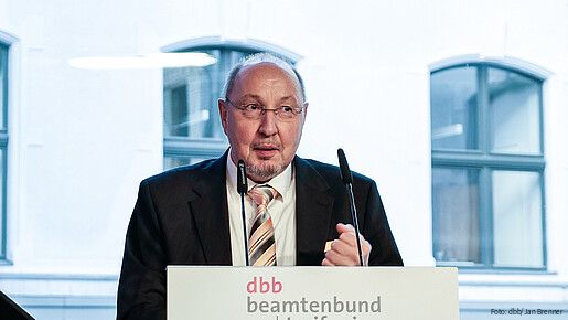 Ein Mann steht an einem Rednerpult und spricht in ein Mikrofon. Es handelt sich um Heini Schmitt, neuer dbb Fachvorstand Beamtenpolitik