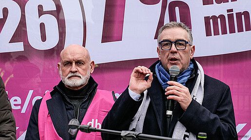 Das Foto zeigt Demonstrierende vor dem Bundesrat in Berlin.