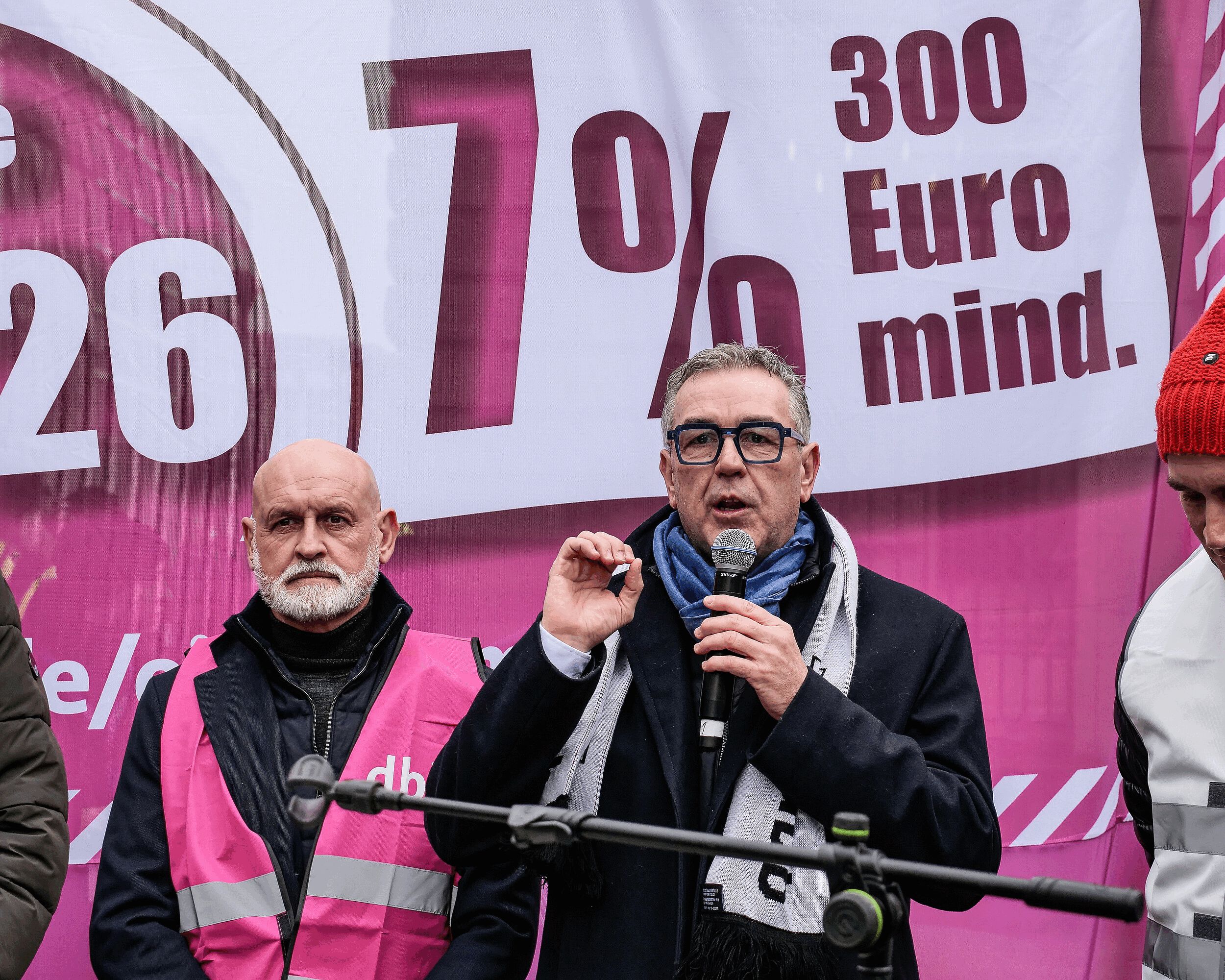 Der öffentliche Dienst lässt sich nicht wegignorieren Das Foto zeigt Demonstrierende vor dem Bundesrat in Berlin.