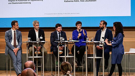 Das Foto zeigt das Panel des Abends (von links): Marco Breit, Dr. Alexander Schellong, Tyson Barker, Anna Lührmann, Johannes Schraps und Moderatorin Katharina Kühn.