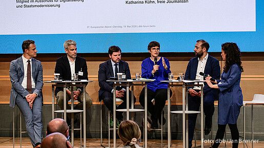 Das Foto zeigt das Panel des Abends (von links): Marco Breit, Dr. Alexander Schellong, Tyson Barker, Anna Lührmann, Johannes Schraps und Moderatorin Katharina Kühn.